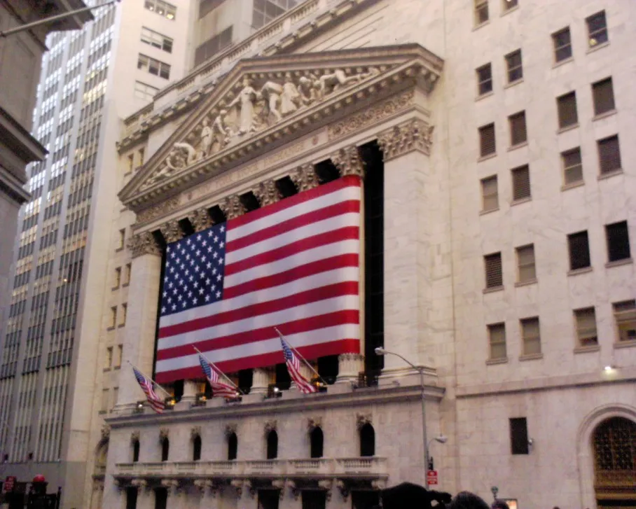 image of NYSE with US flag